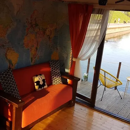 Houseboat Botel