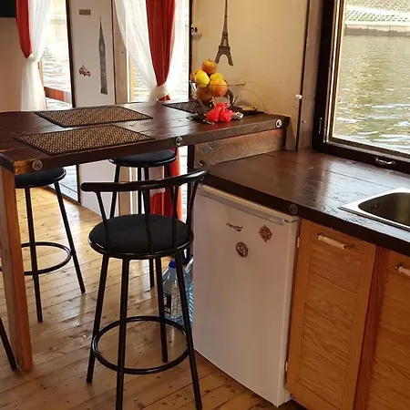 Houseboat Hotel en barco Vilna
